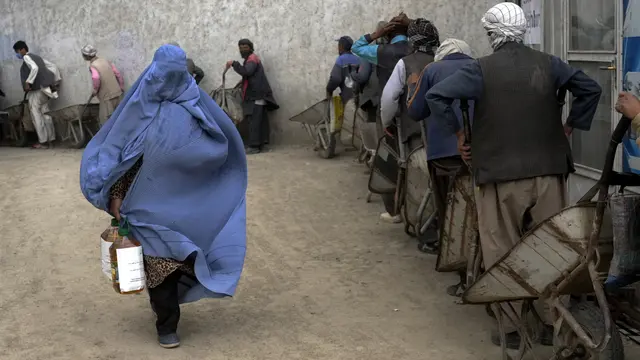 Potret Perempuan Afghanistan di Tengah Aturan Wajib Burqa