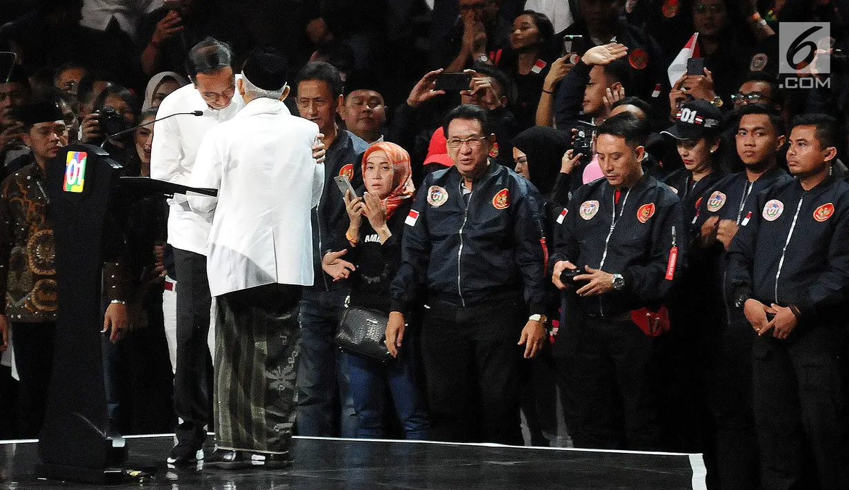 Capres nomor urut 01 Joko Widodo dan cawapes Ma'ruf Amin berpelukan pada acara Konvensi Rakyat di Sentul Internasional Convention Center, Bogor, Jawa Barat, Minggu (24/2). Konvensi Rakyat mengangkat optimis Indonesia maju. (Liputan6.com/Herman Zakharia)
