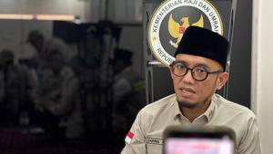 Wamenhaj Dahnil Anzar Simanjuntak memberikan keterangan pers terkait update DAM di kantor daker Makkah pada 22 Mei 2026. (dok. Media Center Haji 2026)