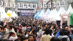 Pengunjung menghadiri Festival Jakarta Little Tokyo atau Ennichisai di Kawasan Blok M, Jakarta, Sabtu (13/5). Festival tersebut menjadi ajang untuk masyarakat Indonesia melihat langsung kebudayan negri matahari tersebut. (Liputan6.com/Angga Yuniar)