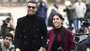 Georgina Rodriguez mendampingi Cristiano Ronaldo usai sidang terkait pajak di Madrid pada Januari 2019. (AFP/Pierre-Philippe Marcou)