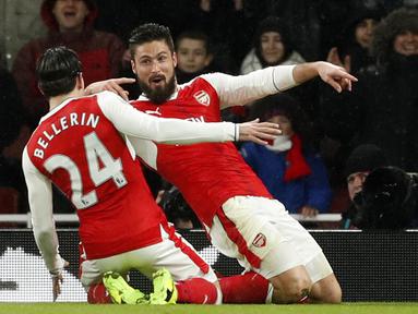 Striker Arsenal, Olivier Giroud, merayakan gol yang dicetaknya ke gawang Crystal Palace pada laga Liga Inggris di Stadion Emirates, Inggris, Minggu (1/1/2016). Arsenal menang 2-0 atas Crystal Palace. (Reuters/John Sibley)