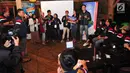 Salah satu kelompok dari finalis Citizen Journalist Academy tampil saat malam keakraban di Jambore Citizen Journalist Academy Energi Muda Pertamina di Cikole, Bandung (15/11). (Liputan6.com/Helmi Afandi)