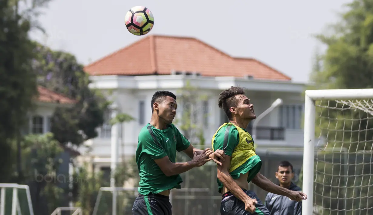 Pemain Timnas Indonesia U-22, Rezaldi Hehanusa, duel udara dengan Ricky Fajrin, saat latihan di Lapangan SPH Karawaci, Banten, Kamis (10/8/2017). Latihan dilakukan sebagai persiapan jelang SEA Games 2017 Malaysia. (Bola.com/Vitalis Yogi Trisna)