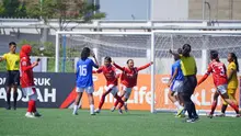 Goal Aksis (jersey merah) unggul tipis 1-0 atas Scorpion FC (jersey biru) dalam lanjutan fase grup B U-15 Hydroplus Soccer League All-Stars 2025/2026 yang berlangsung di Supersoccer Arena, Kudus, Jawa Tengah pada Rabu (8/7/2026). Gol tunggal Goal Aksis dicetak oleh Amanda Fitriani di menit 13. (Bola.com/Hydroplus)