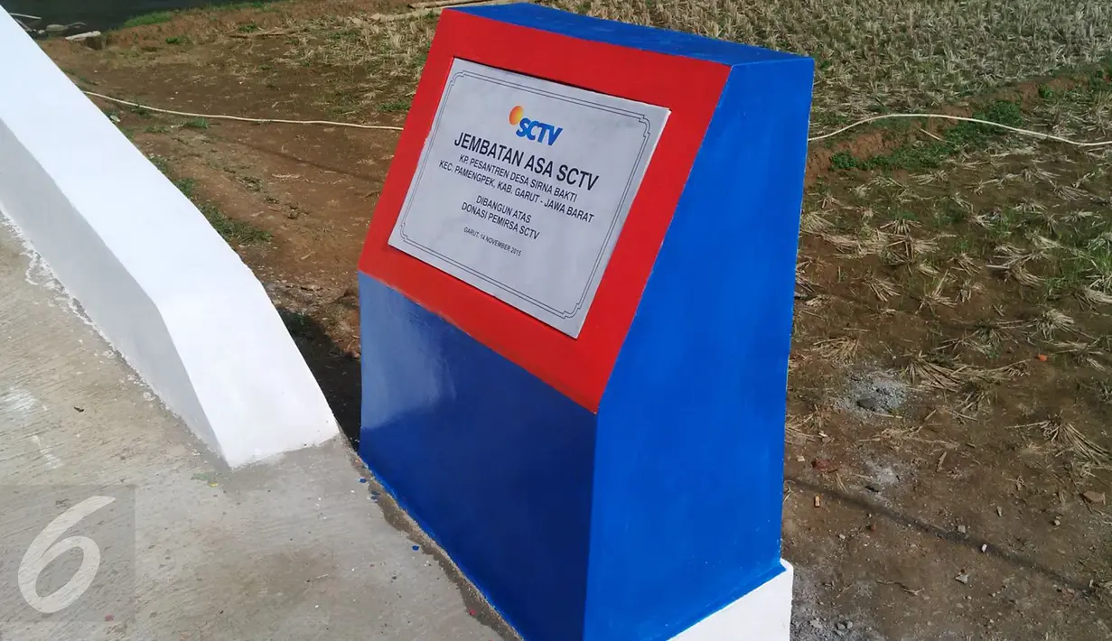 Batu prasasti peresmian Jembatan Asa SCTV ke-5 di Desa Sirna Bakti Kec. Pamengpeuk Kab Garut, Sabtu (14/11/2015). Peresmian turut dihadiri Suyono selaku Komisaris Utama SCM. (Dokumentasi SCTV)