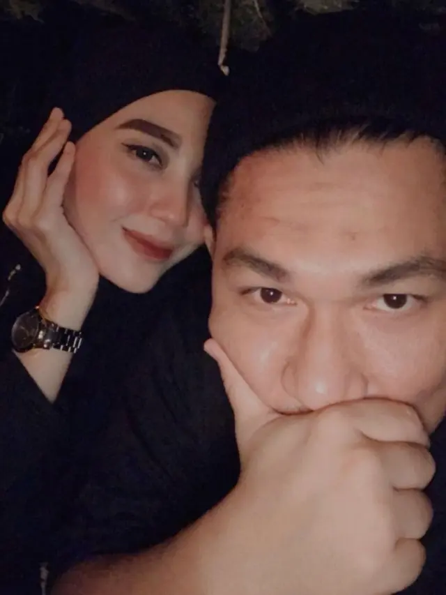 Jarang Tersorot, Ini 6 Potret Romantis Rizal Armada dan Istri