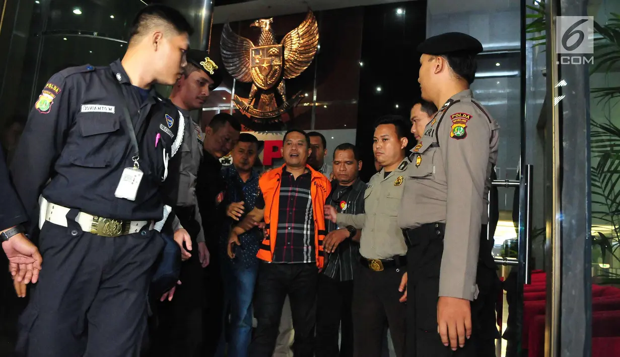 Wali Kota Cilegon Tubagus Iman Ariyadi mengenakan rompi tahanan saat keluar dari Gedung KPK, Jakarta, Minggu (24/9). KPK menetapkan Iman Ariyadi sebagai tersangka dan mengamankan barang bukti uang sejumlah Rp 1,150 Miliar. (Liputan6.com/Helmi Afandi)