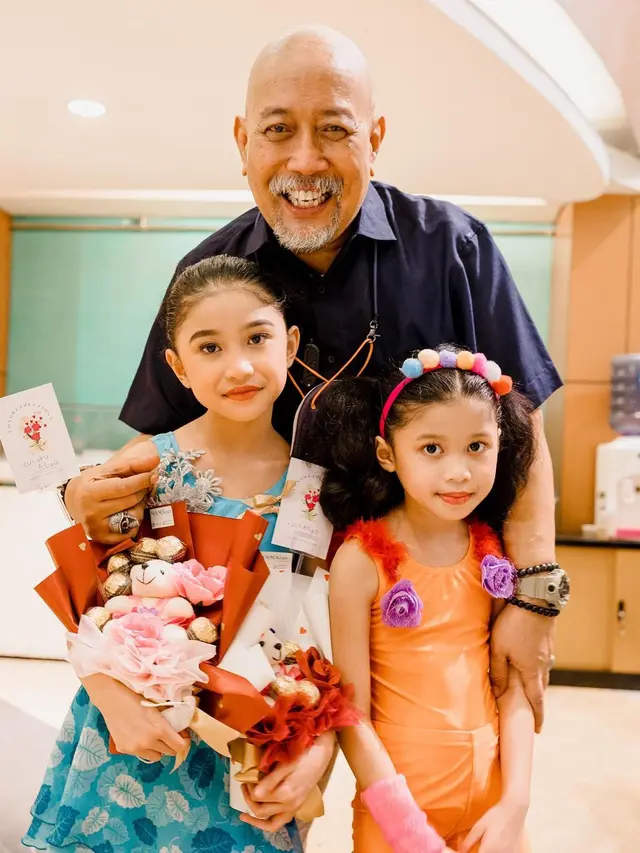 Jadi Kakek Kesayangan, Ini 6 Potret Manis Indro Warkop saat Momong Cucu