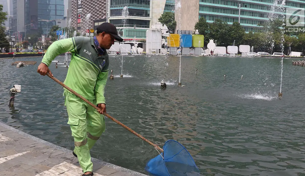Petugas membersihkan kolam Patung Selamat Datang di kawasan Bundaran HI, Jakarta, Kamis (23/8). Pembersihan dilakukan dalam rangka perawatan rutin guna menjaga keindahan estetika kota. (Liputan6.com/Immanuel Antonius)