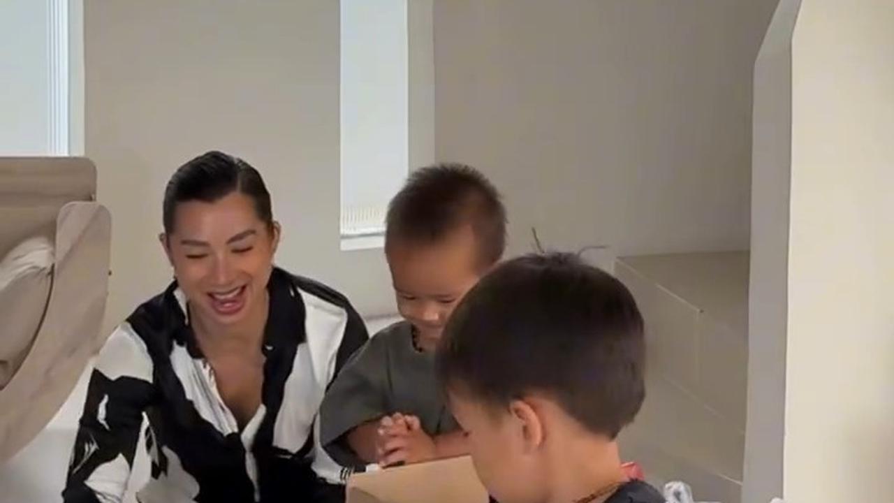 5 Potret Jennifer Bachdim dan Keluarga Bagi-Bagi Takjil Gratis