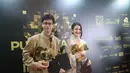 El Putra Sarira (kiri) dan Leya Princy berfoto bersama Piala Citra FFI pada malam penganugerahan Taman Ismail Marzuki (TIM) Jakarta pada Kamis (20/11/2025) malam. Keduanya  menyabet penghargaan bergengsi ini berkat akting memukaunya dalam film Rangga dan Cinta. (Kapanlagi.com/Budy Santoso)