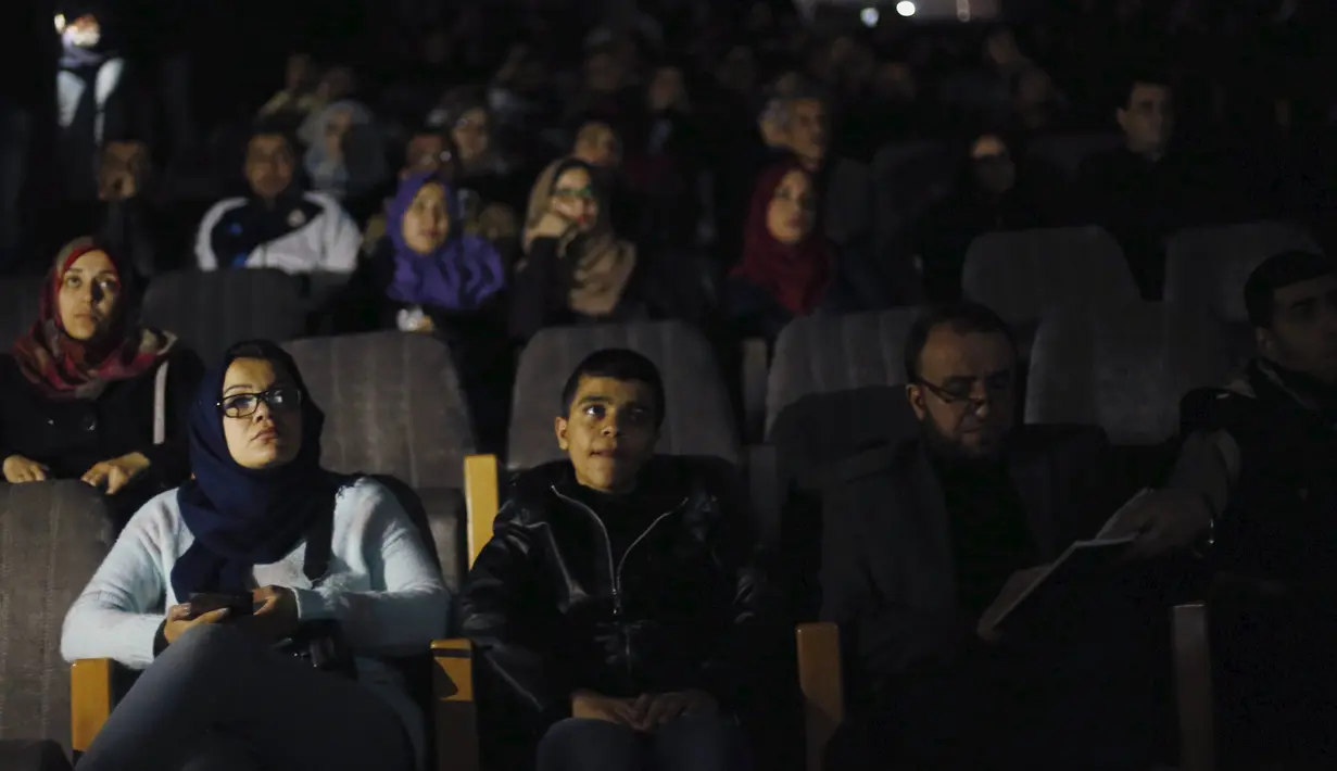 Warga Palestina saat menikmati film di aula Red Crescent Society di Kota Gaza, (25/2). Warga Palestina kembali dapat menikmati menonton film di biskop setelah 20 tahun lamanya. (REUTERS / Mohammed Salem)
