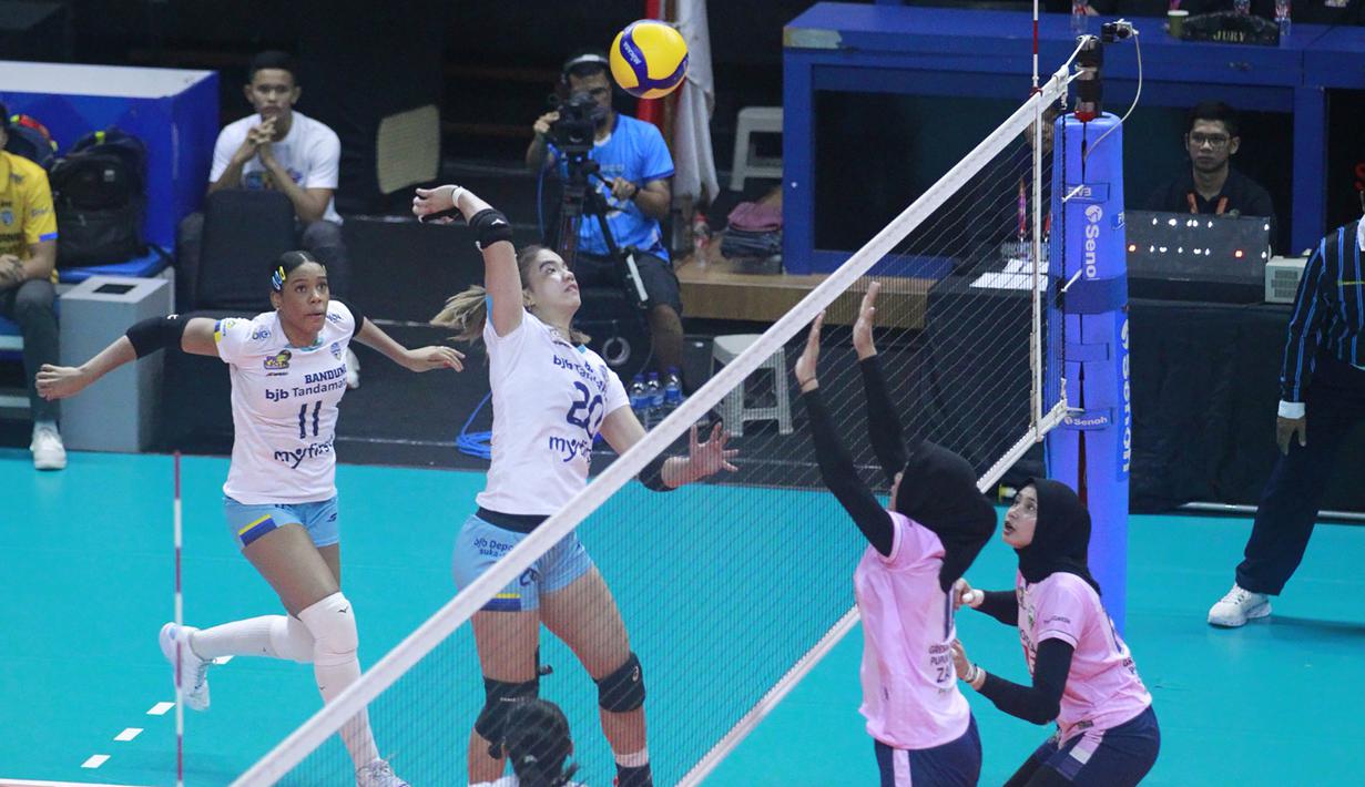Pemain Bandung bjb Tandamata, Shella Bernadetha Onnan (tengah) melepaskan spike saat menghadapi Gresik Petrokimia Pupuk Indonesia pada laga pembuka Final Four Proliga 2023 seri pamungkas di GOR Sritex Arena Solo, Surakarta, Kamis (9/3/2023). Bandung bjb Tandamata menang 3-0 (25-17, 25-21 dan 25-20). (Proliga 2023)