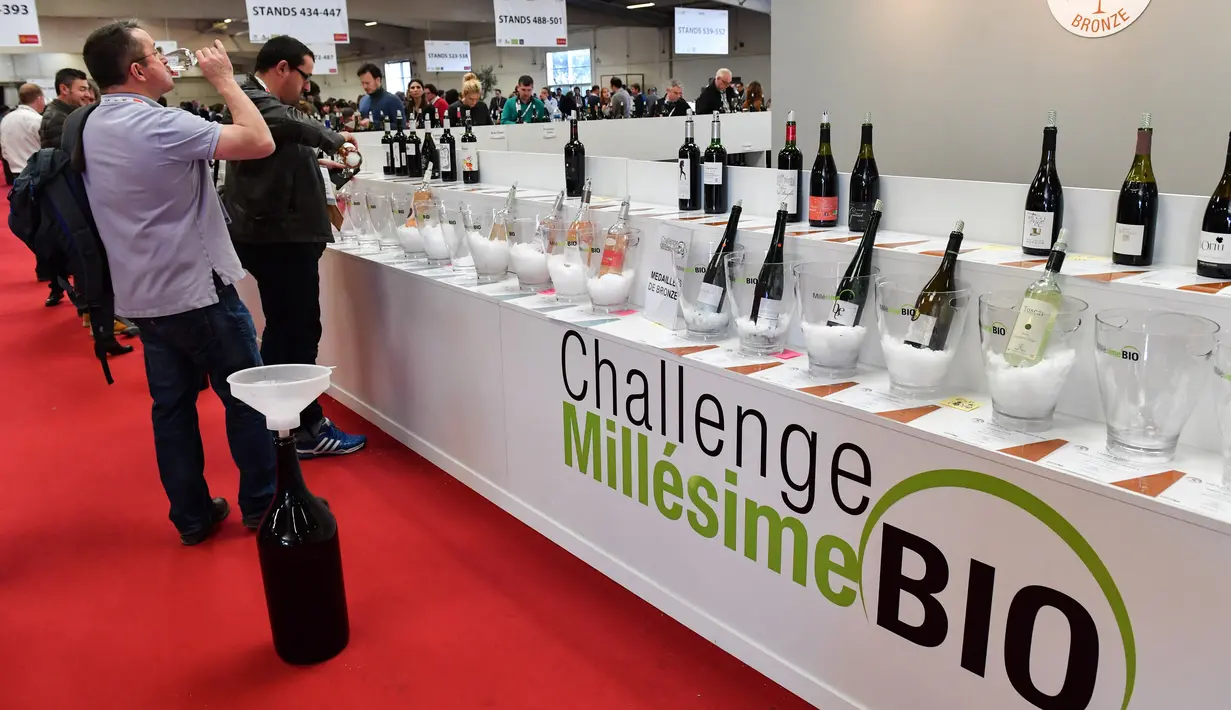 Seorang pengunjung mencicipi wine organik dalam pameran Millesime Bio 2018 di Kota Montpellier, Prancis, Senin (29/1). Pameran ini diikuti sebanyak 16 negara. (AFP PHOTO/PASCAL GUYOT)