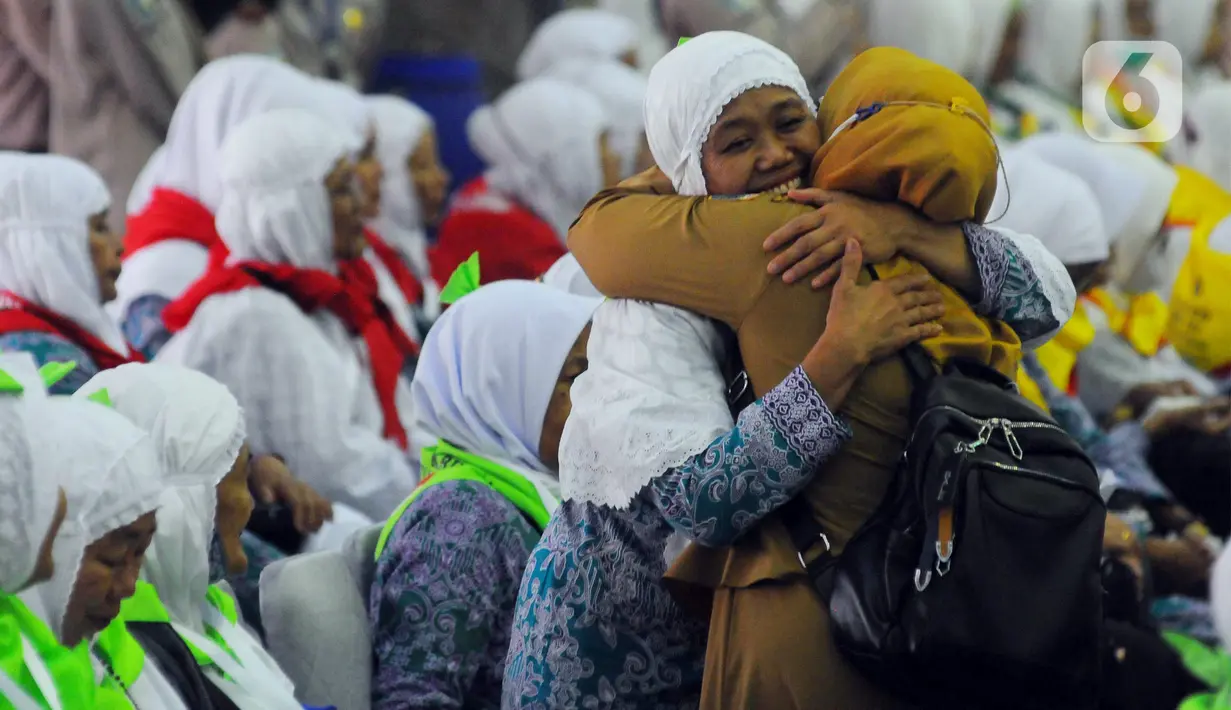 Seorang jemaah haji berpelukan di Asrama Haji Pondok Gede sebelum diberangkatan ke Arab Saudi. (merdeka.com/Imam Buhori)