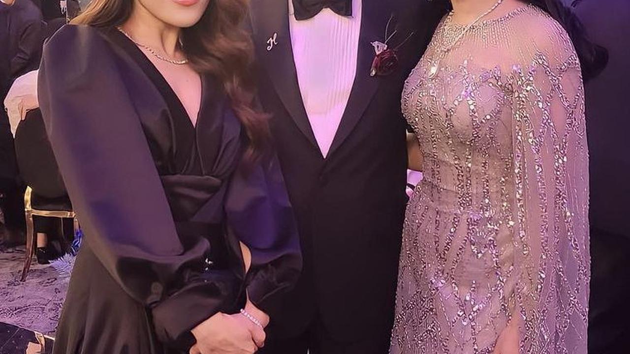 Ayu juga berpose bareng orang tua Valencia Tanoe, Hary Tanoe dan Liliana Tanoe.