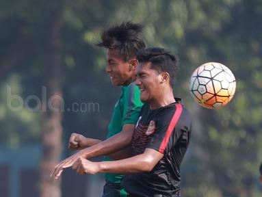 Duel pemain Timnas Indonesia U-16 dan pemain Timnas Pelajar U-15 pada laga uji coba di Stadion Atang Sutesna, Cijantung, Rabu (17/5/2017). Timnas Indonesia U-16 menang 5-1. (Bola.com/Nicklas Hanoatubun)