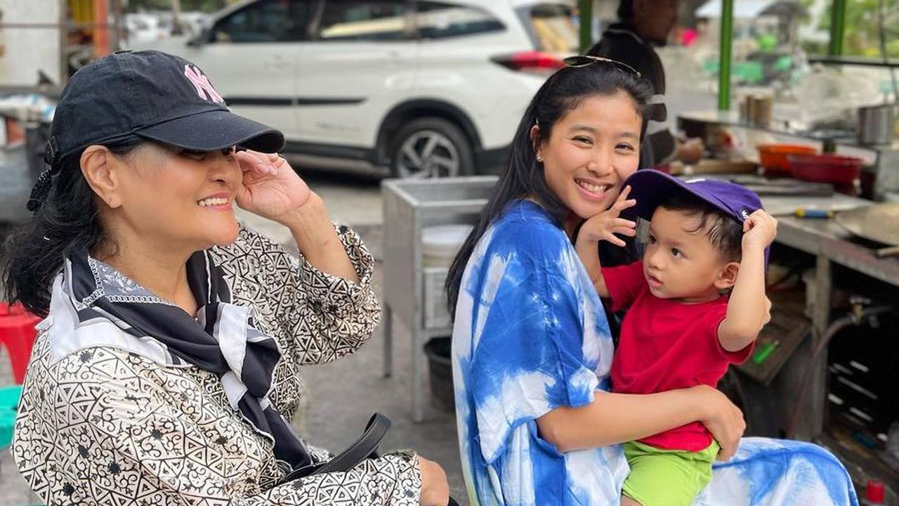 Tetap Sederhana Meski Sudah Jadi Artis Ternama, Potret Olivia Zalianty Santai Makan di Pinggir Jalan