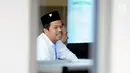 Bupati Purwakarta Dedi Mulyadi saat di ruang tunggu Gedung KPK di Jakarta, Selasa (7/11). Dedi mengaku, kehadirannya untuk menemui Deputi Pencegahan KPK Pahala Nainggolan guna membahas tindakan pencegahan korupsi. (Liputan6.com/Helmi Fithriansyah)