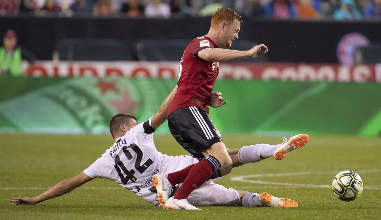 Pemain FC Bayern, Paul Will (kanan) mencoba melewati adangan pemain Juventus, Andrea Favilli pada laga International Champions Cup 2018 di Lincoln Financial Field, Philadelphia, (25/7/2018). Juventus menang 2-0.  (AP/Chris Szagola)