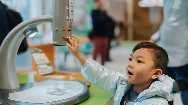 Anak-anak yang tergabung dalam Winner’s Squad Adventure to Hong Kong saat mengunjungi Hong Kong Children’s Discovery Museum. (Dokumentasi: Nutrilon Royal)