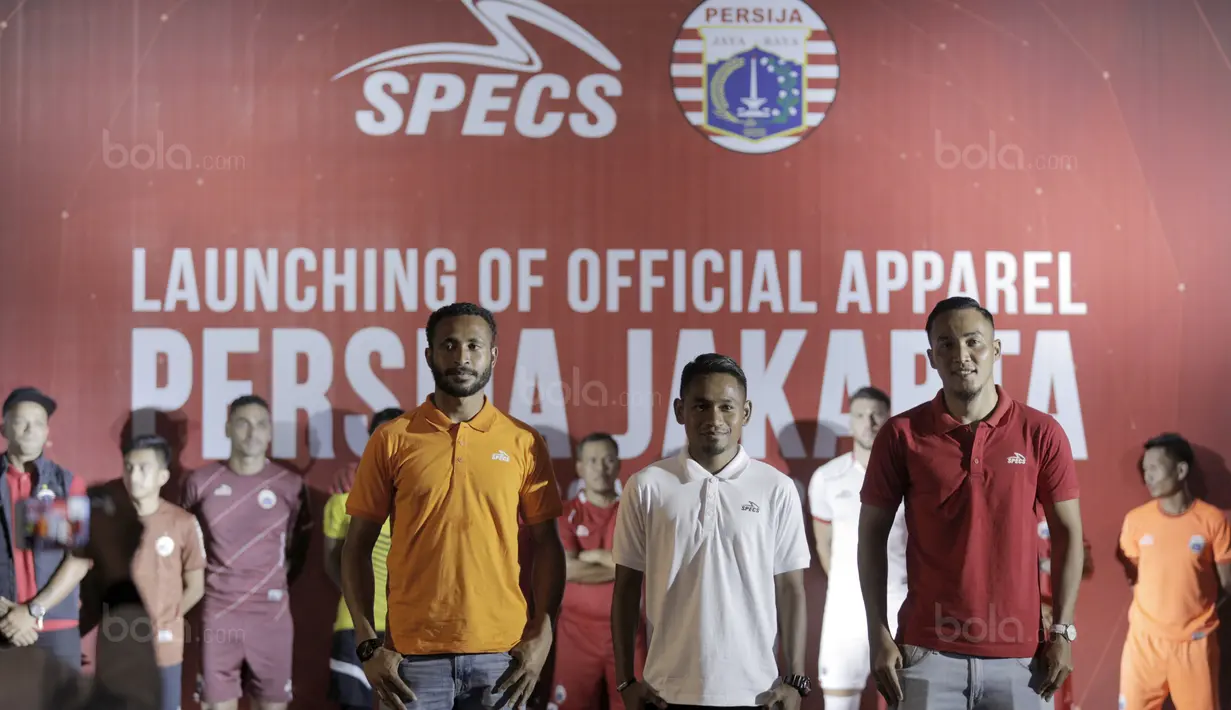 Arthur Bonai, Ramdani Lestaluhu dan Gunawan saat bergaya menggunakan apparel terbaru pada Launching Official Apparel di Springhill, Kemayoran, Jakarta (2/2/2018). Specs resmi menjadi partner apparel untuk Persija Jakarta. (Bola.com/Nick Hanoatubun)