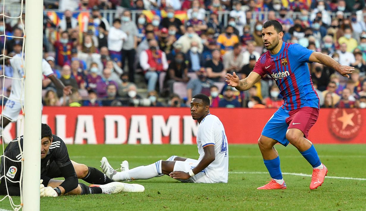 Barcelona berhasil mencetak gol hiburan untuk mengubah skor menjadi 1-2 pada menit ke-90+7 lewat aksi Sergio Aguero usai meneruskan umpan tarik Sergino Dest. Skor 1-2 bertahan hingga laga usai. (AFP/Josep Lago)