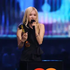 Cetak Sejarah di BRIT Awards 2026, Rosé BLACKPINK Tampil Memukau dengan One Shoulder Dress Hitam. [@roses_are_rosie].