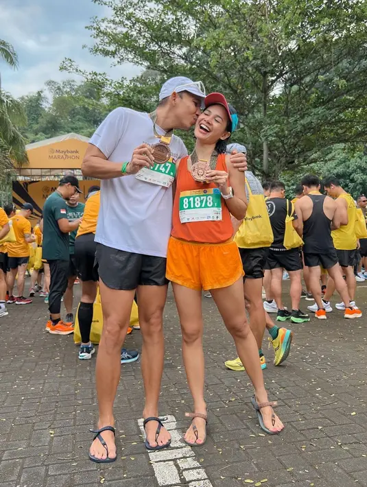 Andien dan Ipey bahagia setelah menyelesaikan rute 10 km. “Most of all, I am really glad that I experienced this with my boyfriend. Thank you @cyclonesia,” ungkap Andien. Makin bahagia karena Andien dapat kecup sayang di pipi dari sang suami. Andien pun menyelamati seluruh peserta yang berhasil menyelesaikan rute pilihan mereka di Bali Marathon. (Foto: Dok. Instagram @andienaisyah)