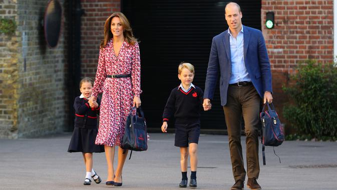 Kate Middleton mengantar Putri Charlotte ke sekolah Thomas's Battersea. (dok. foto Aaron Chown / POOL / AFP)