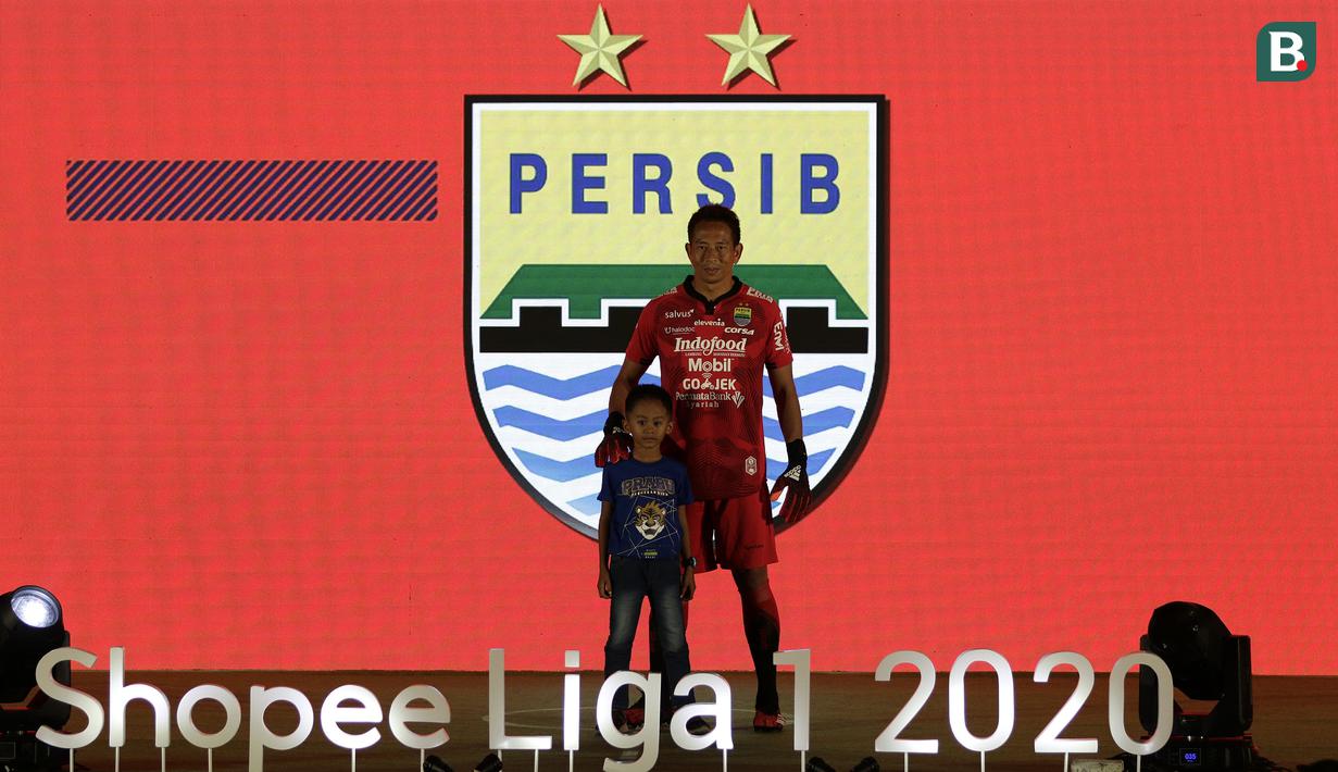 Kiper Persib Bandung, I Made Wirawan, menunjukan jersey tim Persib Bandung saat launching Shopee Liga 1 di Hotel Fairmont, Jakarta, Senin (24/2). Sebanyak 18 klub pamerkan jersey untuk kompetisi Shopee Liga 1 2020. (Bola.com/Yoppy Renato)
