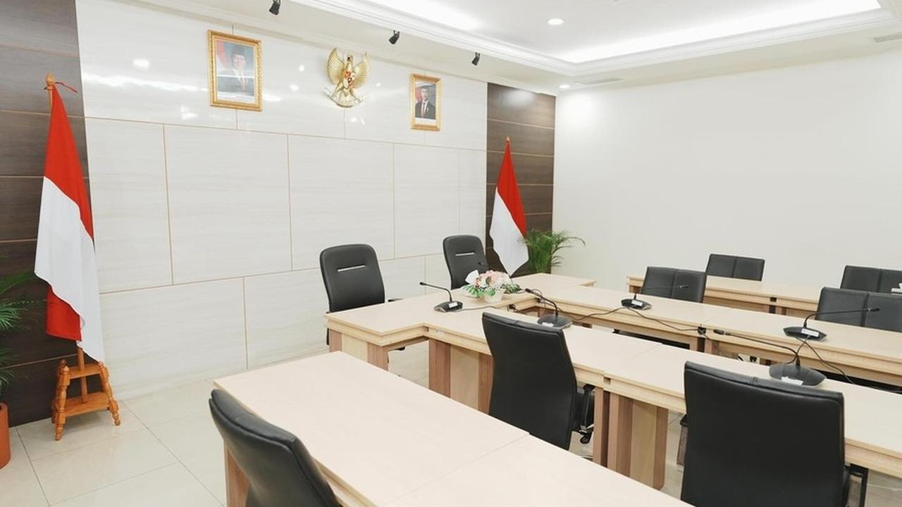 Di kantor Utusan Khusus Presiden, terdapat ruang konferensi yang luas, di mana Raffi akan mengadakan rapat dengan Utusan Khusus Presiden lainnya serta pertemuan besar.<br>
