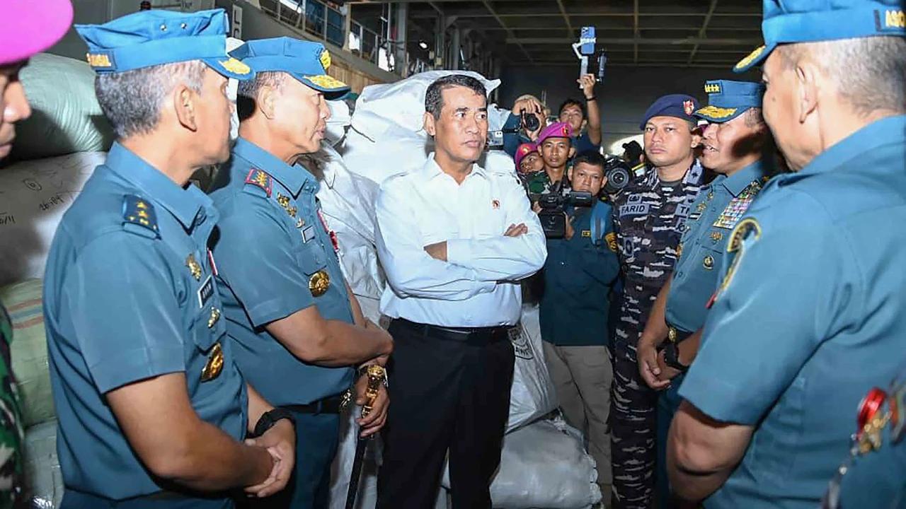 FOTO: Mentan dan Kasal Lepas Bantuan Banjir Tahap III ke Aceh Sumut dan Sumbar