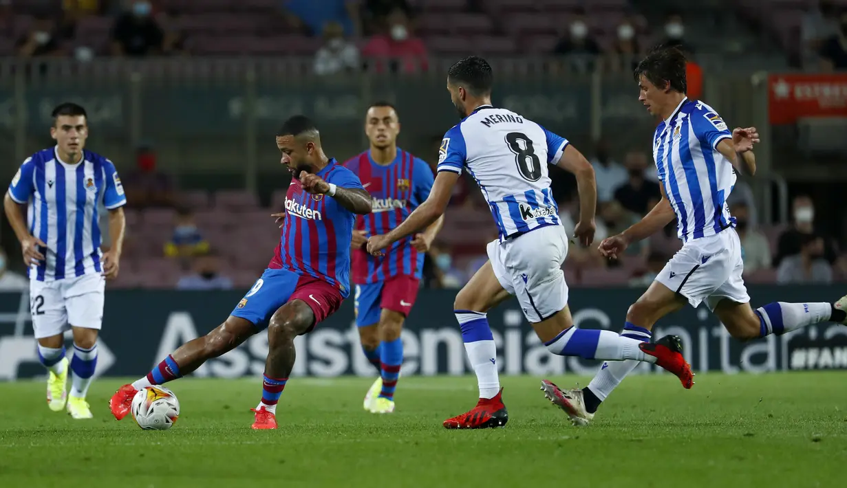 Penyerang Barcelona, Memphis Depay mengontrol bola saat bertanding melawan Real Sociedad pada pertandingan La Liga Spanyol di stadion Camp Nou di Barcelona, Spanyol, Senin (16/8/2021). Barcelona menang atas Sociedad 4-2.  (AP Photo/Joan Monfort)