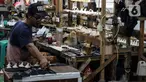 Pekerja mengerjakan pembuatan sepatu di Sentra Alas Kaki OB Shoes, Depok, Selasa (1/3/2022). Berdasarkan data Asosiasi Persepatuan Indonesia (Aprisindo), industri alas kaki mencatatkan nilai ekspor sebesar Rp 87,4 triliun sepanjang 2021 atau naik mencapai 28 persen. (Liputan6.com/Johan Tallo)