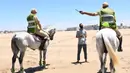 Sejumlah tentara berkuda yang berpatroli di sebuah pantai menyuruh pulang seorang pria di Sale, Maroko, pada 14 Juni 2020. Maroko pada 14 Juni 2020 mengumumkan 101 infeksi baru COVID-19, menambah jumlah kasus terkonfirmasi di negara Afrika Utara tersebut menjadi 8.793. (Xinhua/Chadi)