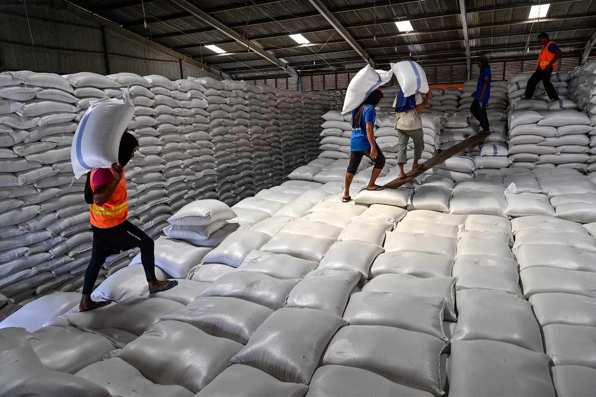 FOTO: Bulog Pastikan Stok Beras Sumatera Aman untuk Penanganan Bencana