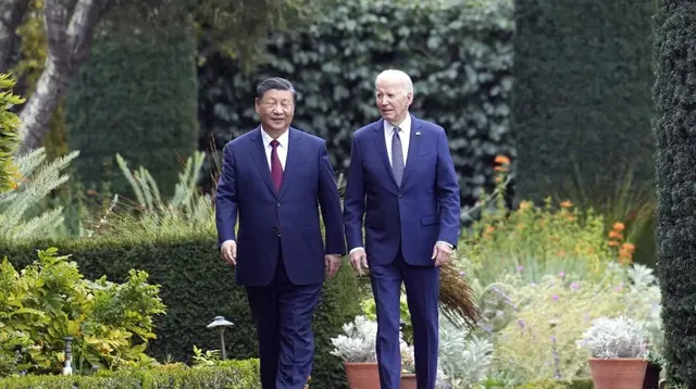 Pemimpin China Xi Jinping dan Presiden AS Joe Biden bertemu di sela-sela APEC, mereka berjalan di Filoli Estate, Woodside, Californa. (AP, Pool)