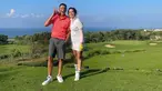 Andhika Pratama dan Ussy Sulistiawaty termasuk pasangan artis yang tak sungkan mengumbar kemesraan di setiap kesempatan. Main golf bareng, pasangan yang dikaruniai banyak anak ini tak lupa pamer potret romantis. (instagram/@ussypratama)