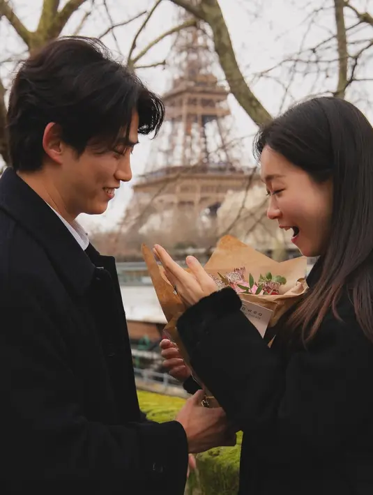 Ok Taecyeon 2PM kembali jadi perbincangan dengan kabar yang membahagiakan. Ia diduga telah melamar sang kekasih akhir tahun lalu [@thebestphotoparis]