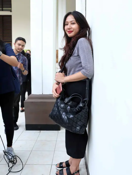 Suci juga harus memberi pengertian pada adiknya saat adiknya juga merasakan di bully di sekolahnya. Bahkan, ia harus sebulan menemani sang adik ke sekolah. Lantaran malu, adiknya bahkan menghilangkan nama belakang Brajamusti.  (Nurwahyunan/Bintang.com)