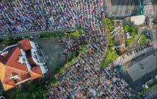 FOTO: Bak Lautan, Ini Penampakan dari Udara ketika Umat Muslim Rayakan Idulfitri 1445 H di Jatinegara