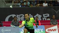 Tunggal putra Indonesia Sony Dwi Kuncoro mengembalikan bola pukulan pebulu tangkis Taiwan, Wang Tzu Wei, di final Chinese Taipei Open Grand Prix 2015, Minggu (18/10/2015). (Liputan6.com/Humas PP PBSI)