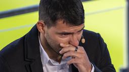 Striker Barcelona Sergio Aguero menangis saat konferensi pers di stadion Camp Nou di Barcelona, Spanyol, Rabu (15/12/2021). Sergio Aguero telah mengumumkan pengunduran dirinya dari sepak bola pada hari Rabu karena penyakit jantung. (AP Photo/Emilio Morenatti)
