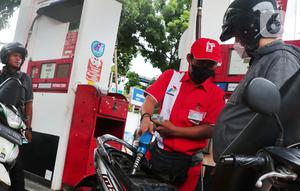 Petugas melayani pembelian BBM jenis pertamax di SPBU di Jakarta, Selasa (3/1/2023).Selain menurunkan harga Pertamax, pemerintah juga menurunkan harga Pertamax Turbo (RON 98) yang turun harga dari Rp15.200 per liter menjadi Rp14.180 per liter sejak penyesuaian harga terakhir. (Liputan6.com/Angga Yuniar)