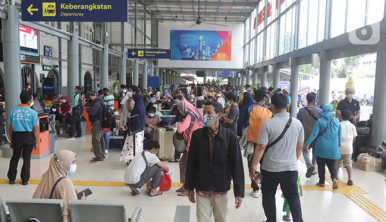 Aktivitas calon penumpang kereta api jarak jauh sambil menanti waktu keberangkatan di Stasiun Pasar Senen, Jakarta, Sabtu (1/5/2021). Calon penumpang KA Jarak Jauh memilih berangkat lebih awal sebelum batas pelarangan mudik lebaran 2021 pada 6 hingga 17 Mei 2021, (Liputan6.com/Helmi Fithriansyah)