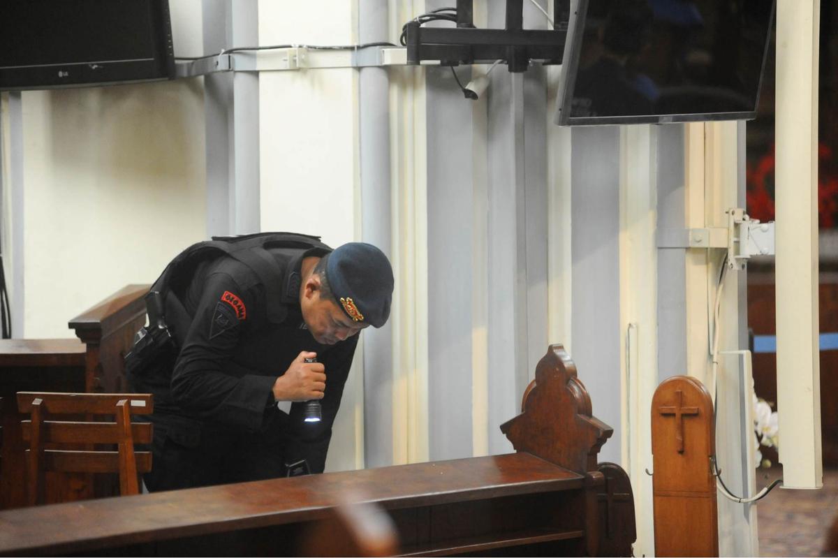 Pengamanan ketat Gereja Katedral Jakarta jelang Natal
