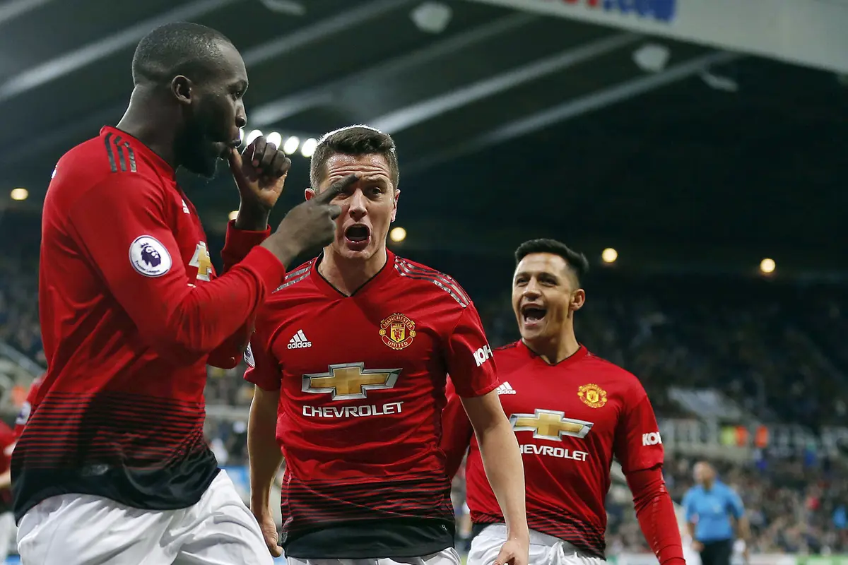 Striker Manchester United, Romelu Lukaku, merayakan gol yang dicetaknya ke gawang Newcastle pada laga Premier League di Stadion St James Park, Newcastle, Rabu (2/1). Newcastle kalah 0-2 dari MU. (AP/Owen Humphreys)