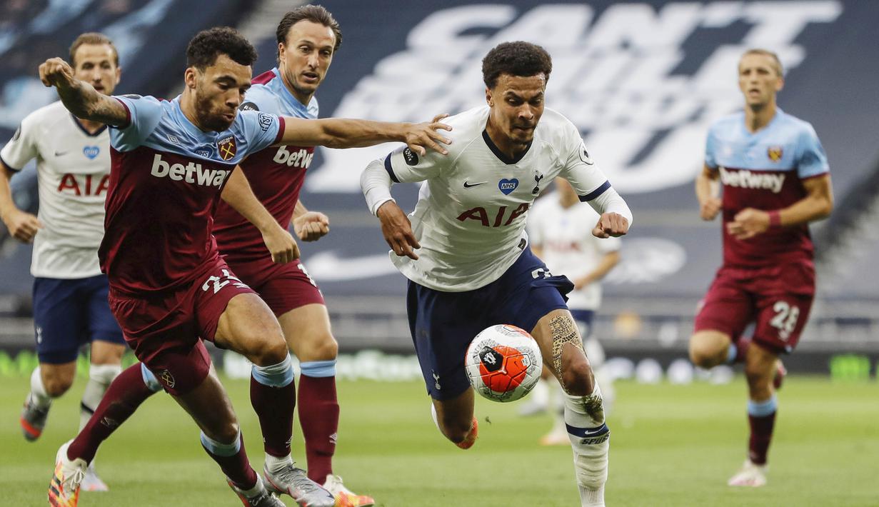 Gelandang Tottenham Hotspur, Dele Alli, berusaha melewati pemain West Ham United pada laga Premier League di Stadion Tottenham Hotspur, Selasa (23/6/2020). Tottenham menang 2-0 atas West Ham. (AP/Kirsty Wigglesworth)